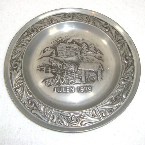 JULEN 1979 Norway Pewter Christmas Plate Signed ASTRI HOLTHE Numbered 3292 - Picture 1 of 5